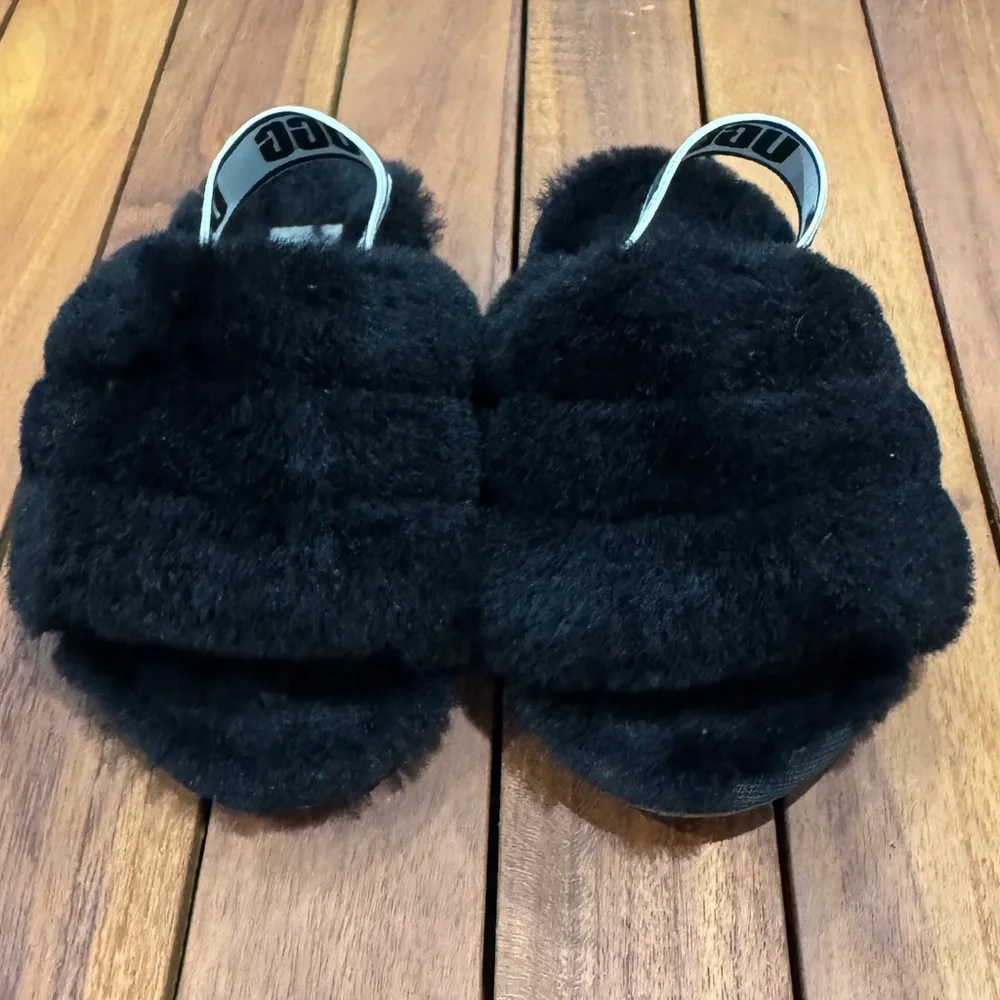 UGG Girls Oh Yea Black Fluffy Slippers/Sandals Size  7 EU 23.5